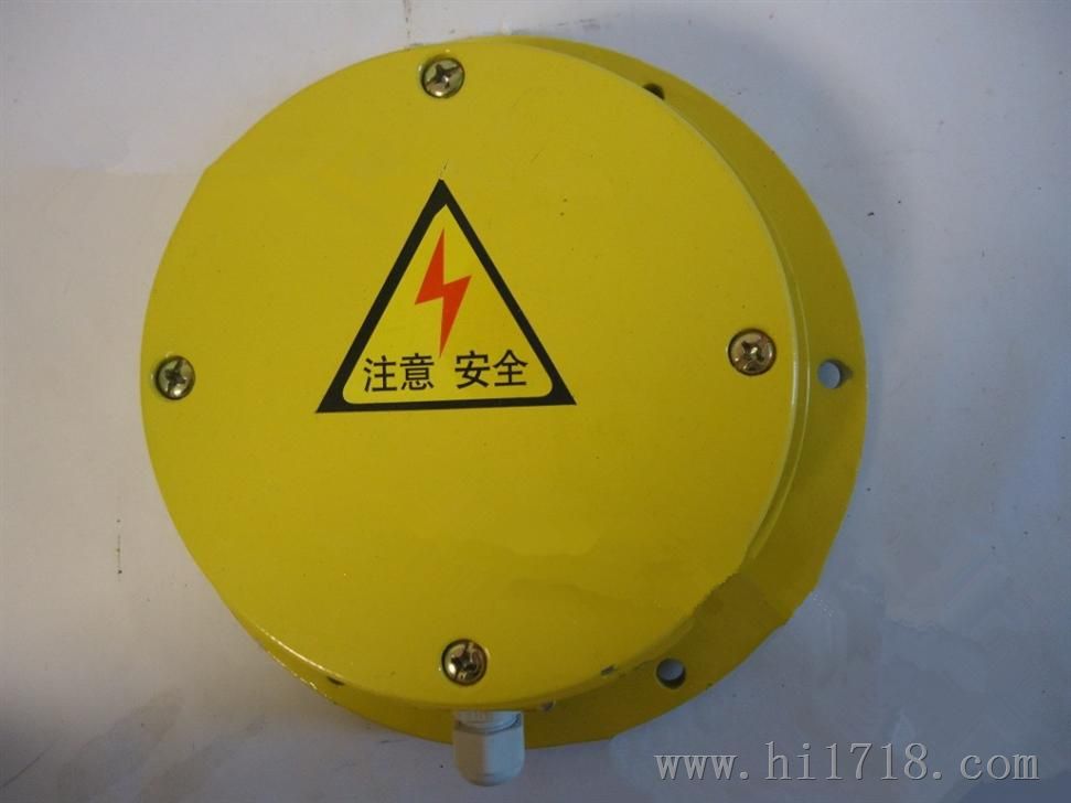 ZGDS-II溜槽堵塞檢測器，溜槽堵塞保護裝置工作原理，溜槽堵塞保護裝置采用門式結構，彈簧復位，安裝在溜槽側壁上。當物料在溜槽中造成堵塞時堆積的物料必定給溜槽側壁一個壓力，從而將本裝置的活動門向內推移。當活動門偏轉角度大于受控角度時，其控制開關動作，從而發出報警或停機信號。如將其接至振動器控制線路上，可實現輕度堵塞時不停機自動振打功能。堵塞故障排除后，活動門自動復位。，JYB/LD-B溜槽堵塞保護裝置使用說明，溜槽堵塞保護裝置又名溜槽堵塞開關，溜槽堵塞檢測器，堵料開關，麻城圖爾克現貨供應皮帶輸送保護裝置，溜槽堵塞開關，批發生產，廠家直銷。JYB/LD-B溜槽堵塞保護裝置采用門式結構，彈簧復位，當物料在溜槽中造成堵塞時，堆積的物料給溜槽側壁一個壓力．從而將本裝置的活動門向外推移，當活動門偏轉一個角度時，其控制溜槽堵塞開關動作發出警告、振打或停機信號。當堵塞故障排除后，活動門在彈簧的作用下自動復位，恢復原狀態。溜槽堵塞開關也可通過地址編碼器發送狀態數據至遠程控制室。后面設有檢修門，便于使用中平常維護。，溜槽防堵保護裝置廠家