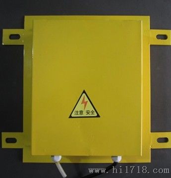 溜槽堵塞開關XLDS-Y，溜槽堵塞保護裝置工作原理，溜槽堵塞保護裝置采用門式結構，彈簧復位，安裝在溜槽側壁上。當物料在溜槽中造成堵塞時堆積的物料必定給溜槽側壁一個壓力，從而將本裝置的活動門向內推移。當活動門偏轉角度大于受控角度時，其控制開關動作，從而發出報警或停機信號。如將其接至振動器控制線路上，可實現輕度堵塞時不停機自動振打功能。堵塞故障排除后，活動門自動復位。，溜槽堵塞保護裝置